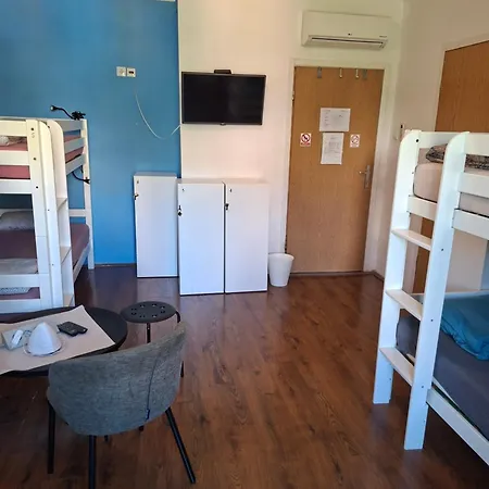Ostello Kvarner-rooms With Private Bathrooms& Dorms Fiume