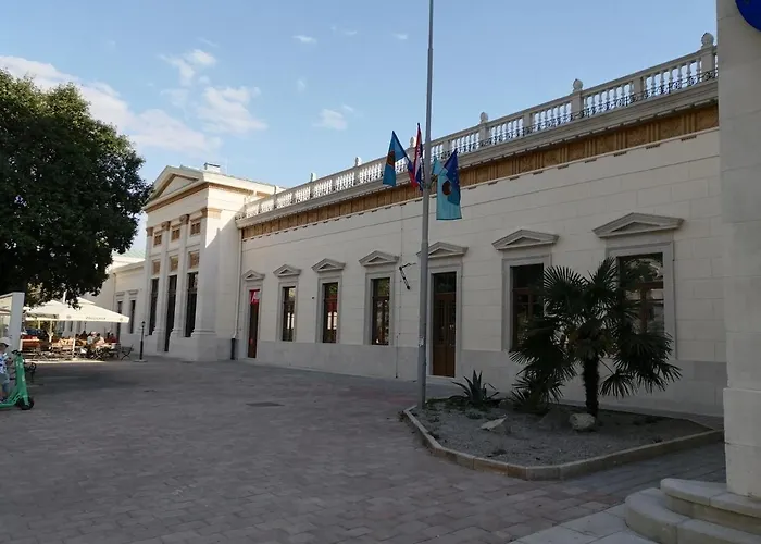 Kvarner-rooms With Private Bathrooms& Dorms ホステル リエカ