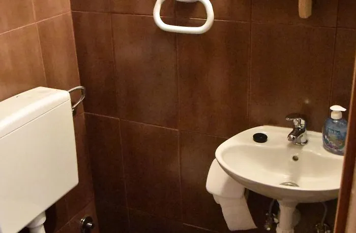 Kvarner-rooms With Private Bathrooms& Dorms ホステル リエカ