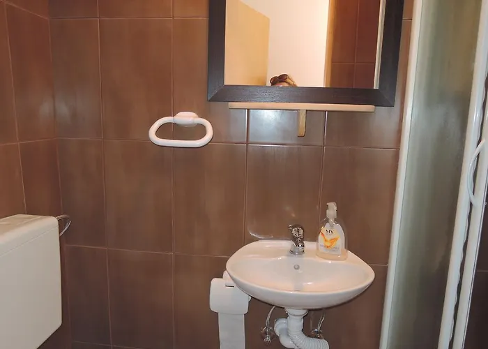 Kvarner-rooms With Private Bathrooms& Dorms リエカ