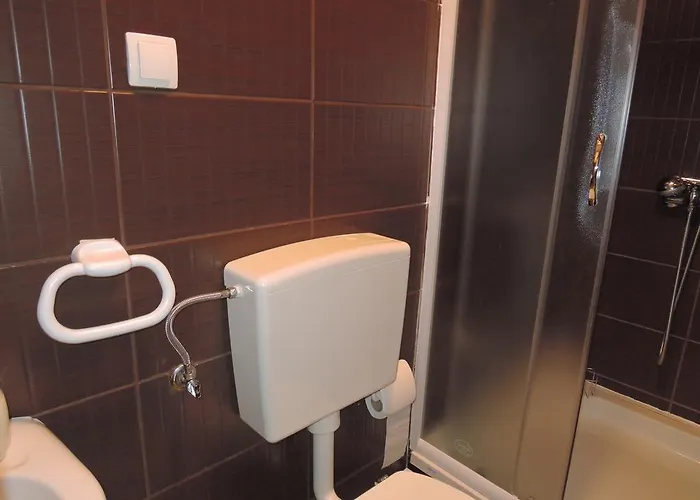 Kvarner-rooms With Private Bathrooms& Dorms * リエカ