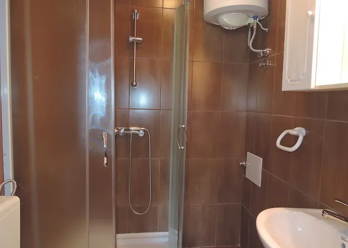 Kvarner-rooms With Private Bathrooms& Dorms リエカ