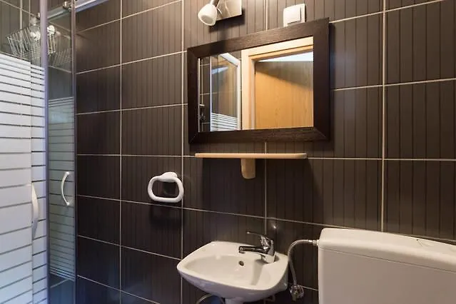 Kvarner-rooms With Private Bathrooms& Dorms リエカ