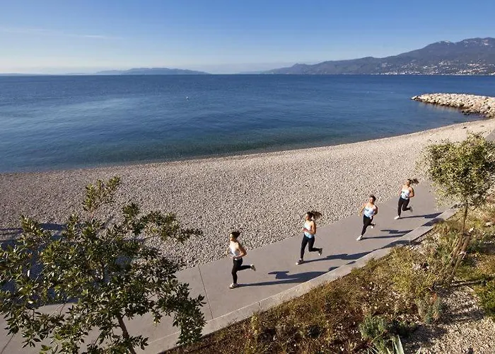 Kvarner-rooms With Private Bathrooms& Dorms ホステル